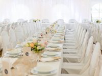 Festlich gedeckte Tafel im Festzelt bei der Hochzeit am See