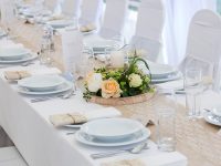 Festliche Tafel bei der Hochzeit am See