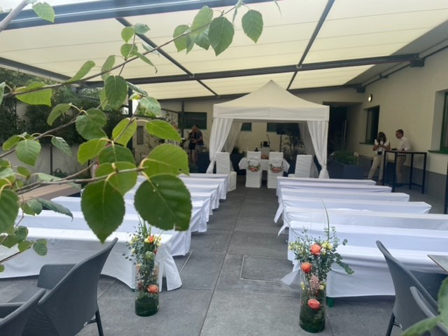 Hochzeit mit Zelt im Gastgarten im Gasthof zur Linde