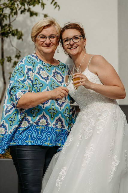 Simone Husz-Gelbmann mit glücklicher Braut im Gasthof zur Linde